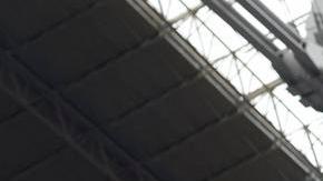 Asistentes sostienen una cruz de madera antes del servicio conmemorativo público del activista político Charlie Kirk en el Estadio State Farm de Glendale, Arizona, EE. UU., el 21 de septiembre de 2025.