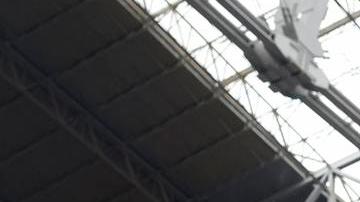 Asistentes sostienen una cruz de madera antes del servicio conmemorativo público del activista político Charlie Kirk en el Estadio State Farm de Glendale, Arizona, EE. UU., el 21 de septiembre de 2025.