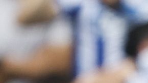 Gil Manzano expulsa al central del Real Madrid, Dean Huijsen (R) durante el encuentro ante la Real Sociedad.