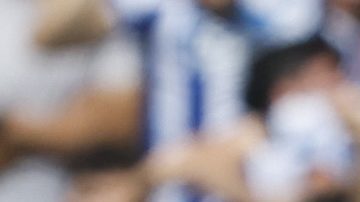 Gil Manzano expulsa al central del Real Madrid, Dean Huijsen (R) durante el encuentro ante la Real Sociedad.