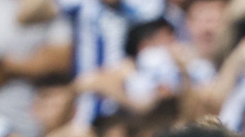 Gil Manzano expulsa al central del Real Madrid, Dean Huijsen (R) durante el encuentro ante la Real Sociedad.