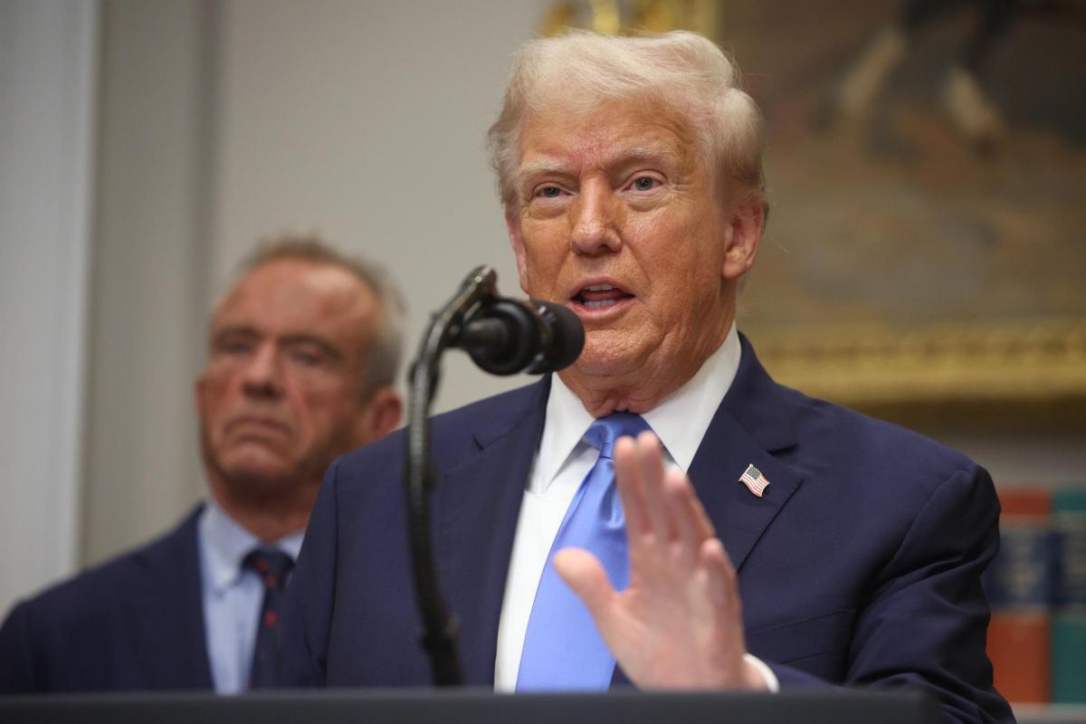 Trump cuestiona aplicación conjunta de vacunas y vincula el paracetamol con autismo