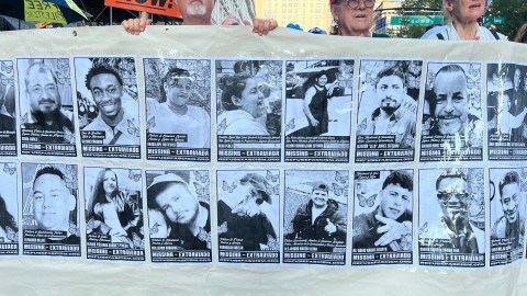 La muerte de un inmigrante hondureño bajo custodia de ICE se suma al aumento de arrestos por lo que claman cese de cooperación con la migra