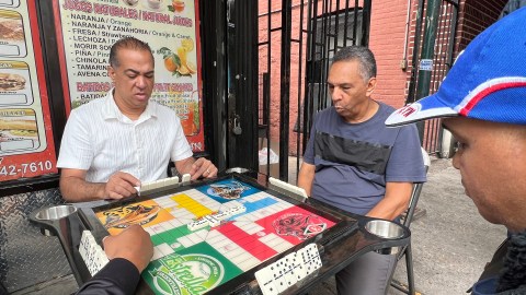 El dominó es un juego típico en bodegas de NYC donde acuden dominicanos.