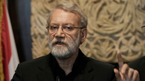 Larijani señaló que los estadounidenses solo hablan de negociar, pero no se presentan a la mesa de negociaciones.