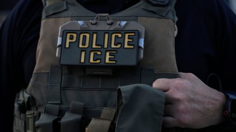 En un video publicado por Telemundo, los agentes tienen a la niña y le dicen al migrante que muestre su ID.