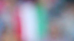 Luis Figo pisa la pelota durante un encuentro amistoso.