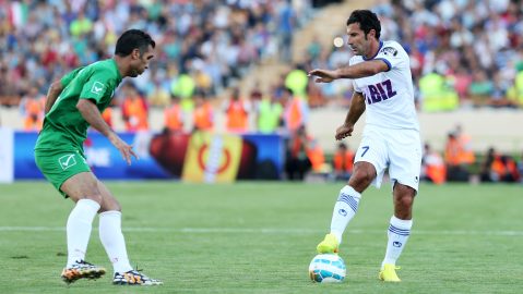 Luis Figo pisa la pelota durante un encuentro amistoso.