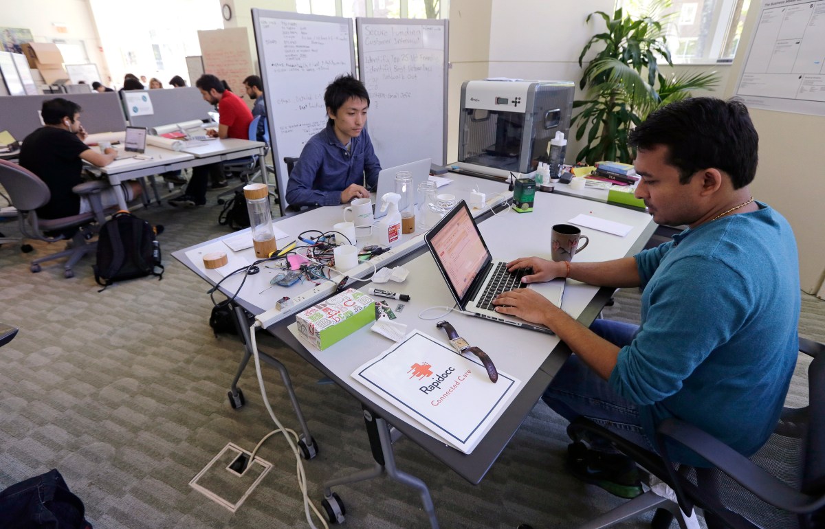 AILA alerta que plan de Trump para imponer $100,000 por visas H-1B afectará a trabajadores de distintos sectores