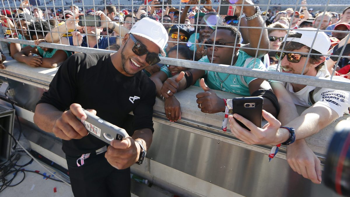 Hermano de Lewis Hamilton sufrió grave accidente y su auto terminó envuelto en llamas en plena carrera