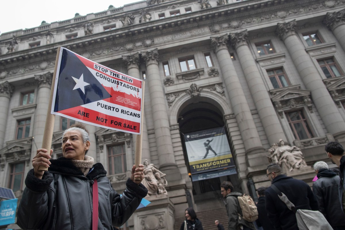 Exmiembros de la Junta en Puerto Rico alertan de colapso financiero tras despidos de Trump, mientras se complica caso por demanda