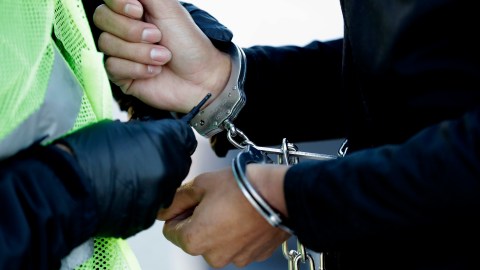 Foto referencial de un agente de ICE capturando a un inmigrante indocumentado.