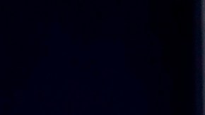 Donald Trump mira a Andrew Cuomo en TV en 2020.