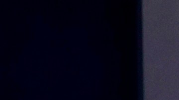 Donald Trump mira a Andrew Cuomo en TV en 2020.