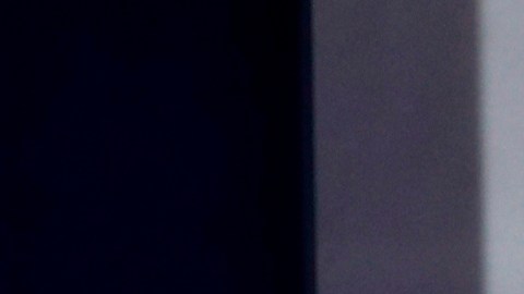 Donald Trump mira a Andrew Cuomo en TV en 2020.