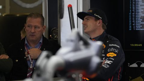 Papá de Max Verstappen llamó “cobarde” al padre de Checo Pérez
