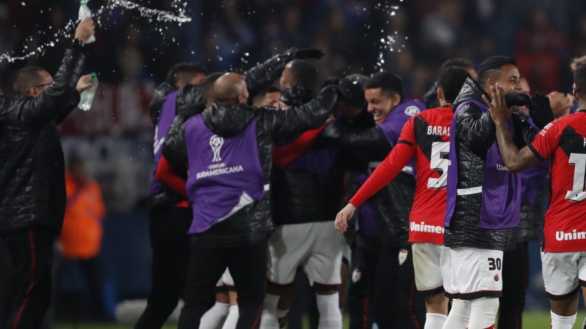 Atlético Goianiense expulsó a seis jugadores por una foto junto a actriz de cine para adultos