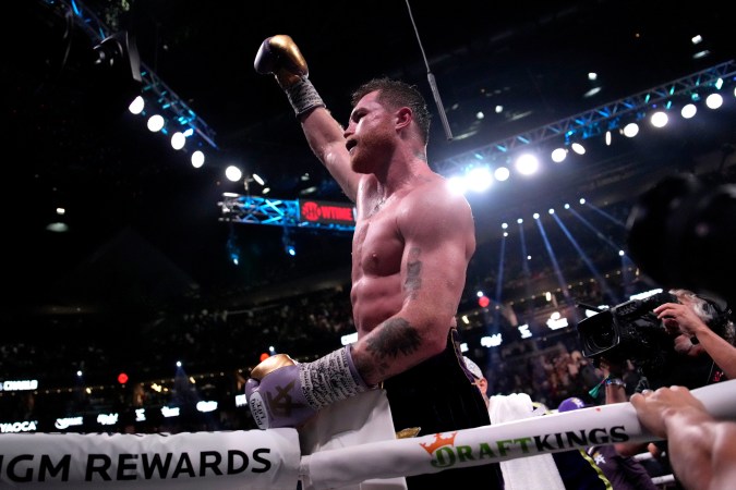 Eddy Reynoso asegura que el Canelo es único en la historia.