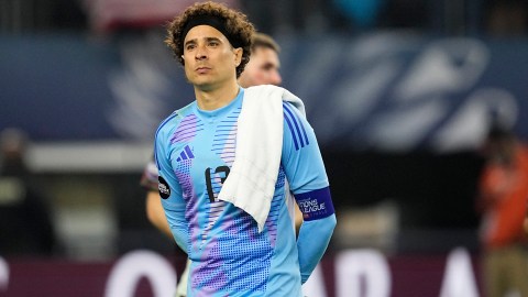 Memo Ochoa durante un partido de la selección de México.