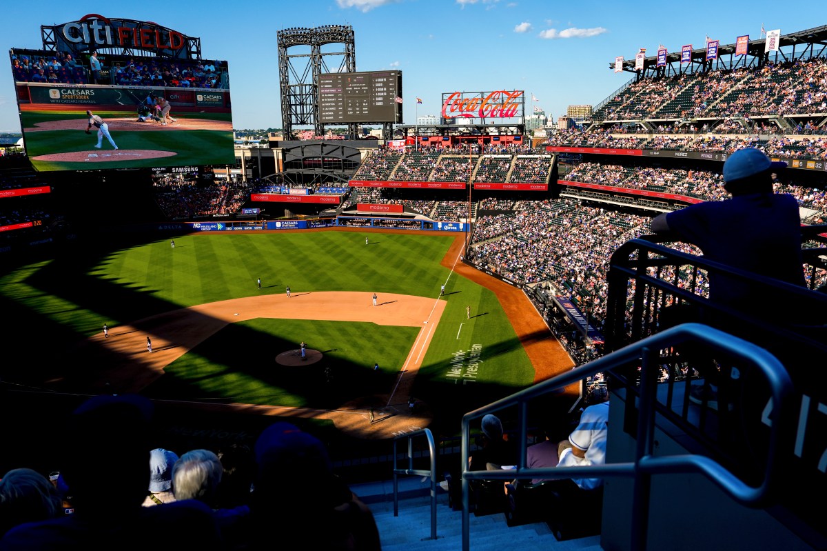 Fanático le arrebata pelota a un anciano recreando el escándalo del US Open (VIDEO)