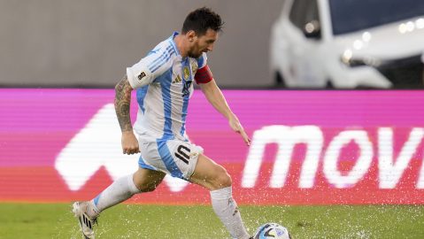 Lionel Messi durante un partido de eliminatorias sudamericanas entre Argentina y Venezuela.