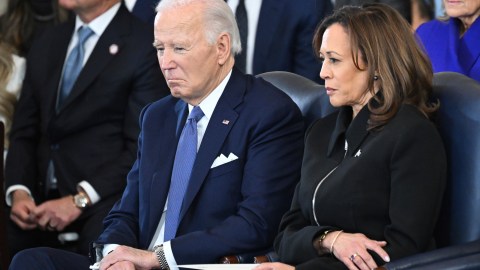 Harris criticó a la Casa Blanca por defenderla poco de las críticas.