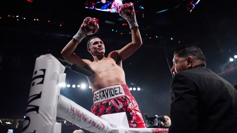 David Benavídez celebrando su victoria ante David Morrell.
