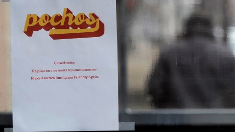 Un cartel de "cerrado" en un restaurante del barrio de Pilsen, en Chicago, se cierra para apoyar a los inmigrantes, el lunes 3 de febrero de 2025.