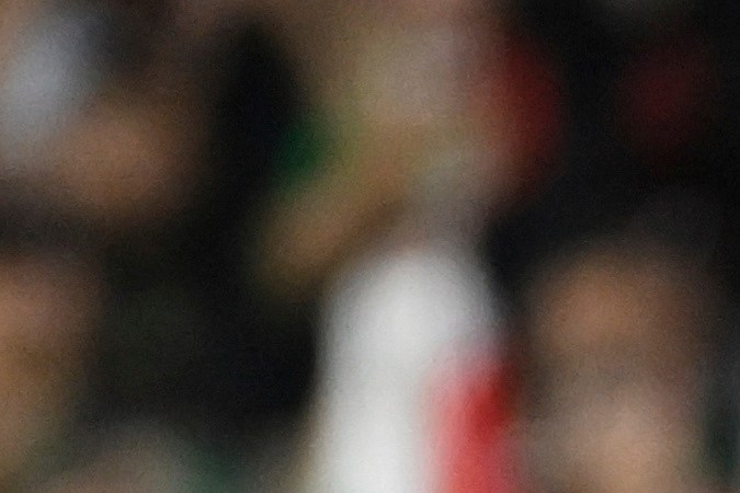 Johan Vásquez aplaude el trabajo de Santiago Giménez.