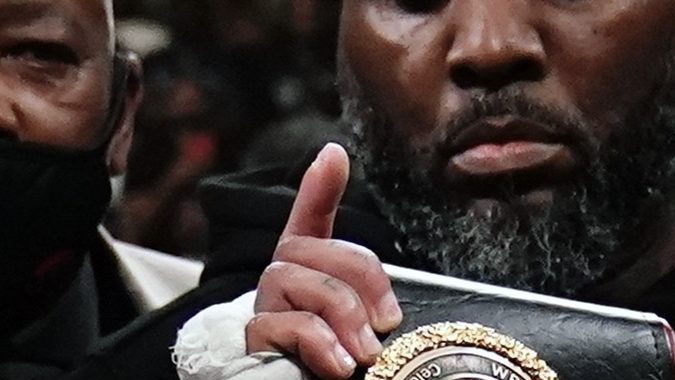 Gervonta Davis posa con el cinturón de la Asociación Mundial de Boxeo (AMB).