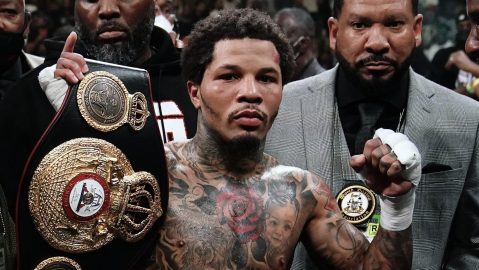 Gervonta Davis posa con el cinturón de la Asociación Mundial de Boxeo (AMB).