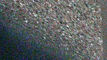 Agentes del Servicio de Inmigración y Control de Aduanas (ICE) escoltan a un inmigrante detenido hasta un ascensor tras salir de un tribunal de inmigración, el martes 17 de junio de 2025.