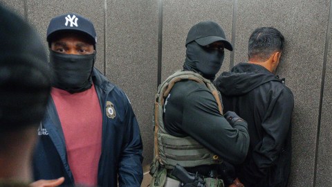 Agentes del Servicio de Inmigración y Control de Aduanas (ICE) escoltan a un inmigrante detenido hasta un ascensor tras salir de un tribunal de inmigración, el martes 17 de junio de 2025.