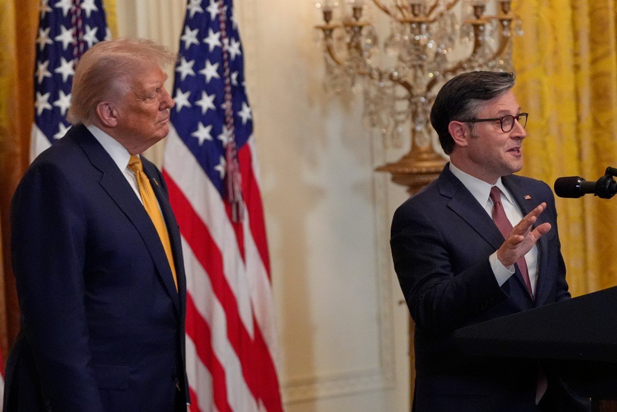 Mike Johnson se retractó de su afirmación de que Trump era un "informante del FBI" en el caso Epstein