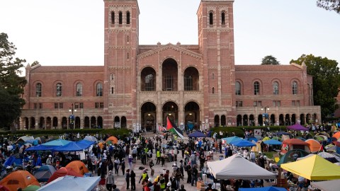 Manifestantes marchan en un campamento en el campus de la UCLA tras los enfrentamientos entre grupos proisraelíes y propalestinos, el 1 de mayo de 2024.