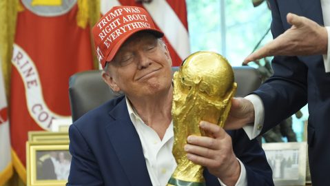 Donald Trump con la Copa del Mundo.