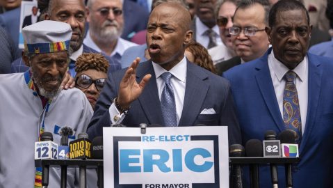 Según la ley estatal, Adams requiere presentar al menos 7,500 firmas de electores que lo querían en la papeleta de las elecciones generales como independiente.