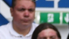 Josh King (#24) anota el gol ante Chelsea que fue invalidado y posteriormente elegido como el gol del mes por la Premier League.