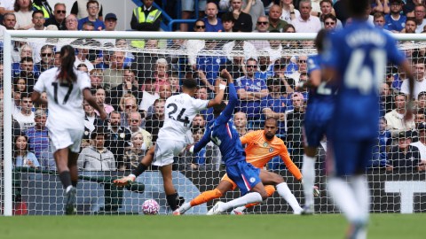 Josh King (#24) anota el gol ante Chelsea que fue invalidado y posteriormente elegido como el gol del mes por la Premier League.