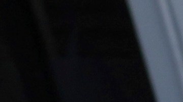 Familiares de menores no acompañados deportados de Estados Unidos esperan noticias afuera del Aeropuerto Internacional La Aurora, en la Ciudad de Guatemala, el domingo 31 de agosto de 2025.