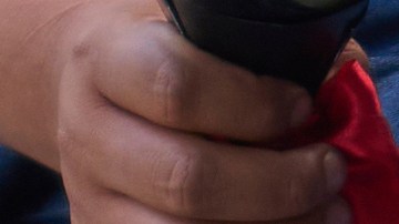 Personas esperan a sus seres queridos guatemaltecos deportados de Estados Unidos afuera del Aeropuerto Internacional La Aurora, en la Ciudad de Guatemala, el domingo 31 de agosto de 2025.