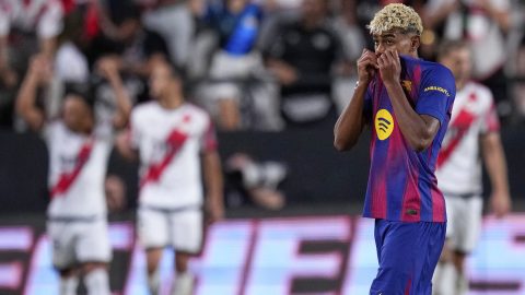Lamine Yamal durante un partido del Barcelona ante Rayo Vallecano por LaLiga española.