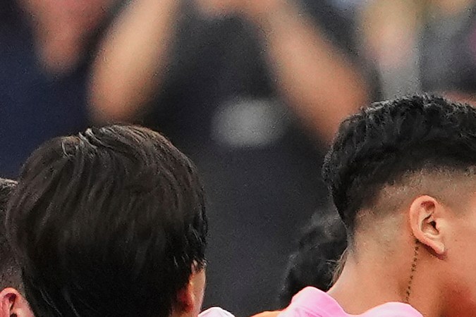 Luis Suárez durante la polémica al final del encuentro.