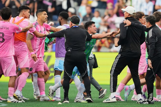 Luis Suárez durante la polémica al final del encuentro.