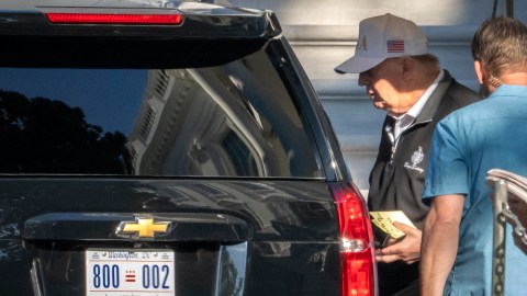 El presidente Donald Trump camina hacia la limusina presidencial en la Casa Blanca, el lunes 1 de septiembre de 2025, en Washington.