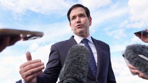 El secretario de Estado, Marco Rubio, habla con la prensa antes de abordar su avión en la Base Aérea de la Reserva de Homestead, Florida, rumbo a la Ciudad de México, el martes 2 de septiembre de 2025.