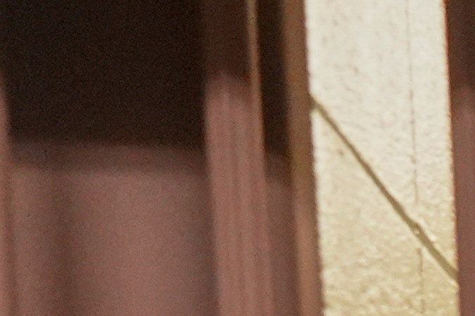 La secretaria de Seguridad Nacional, Kristi Noem (centro), se encuentra dentro de una celda mientras recorre el "Campamento 57", un centro para inmigrantes detenidos en la Penitenciaría Estatal de Luisiana en Angola, Luisiana, junto con la subdirectora de ICE, Madison Sheahan (centro), el miércoles 3 de septiembre de 2025. 