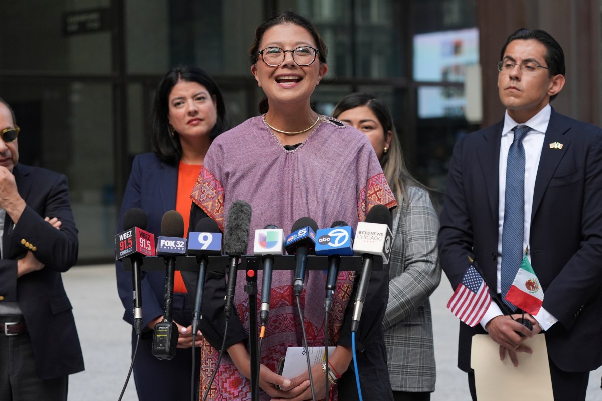 (VIDEO) Senadora estatal Karina Villa confronta a agentes migratorios enmascarados en calle de Chicago