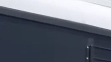 Empleados de una planta de fabricación esperan a que les encadenaran las piernas en la planta de vehículos eléctricos de Hyundai.