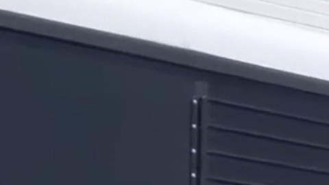Empleados de una planta de fabricación esperan a que les encadenaran las piernas en la planta de vehículos eléctricos de Hyundai.